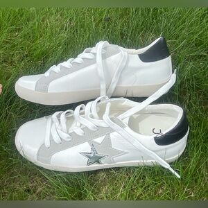 JustFab Zaylee Sneaker White with Grey, Silver and Blue Size 9 NWOT